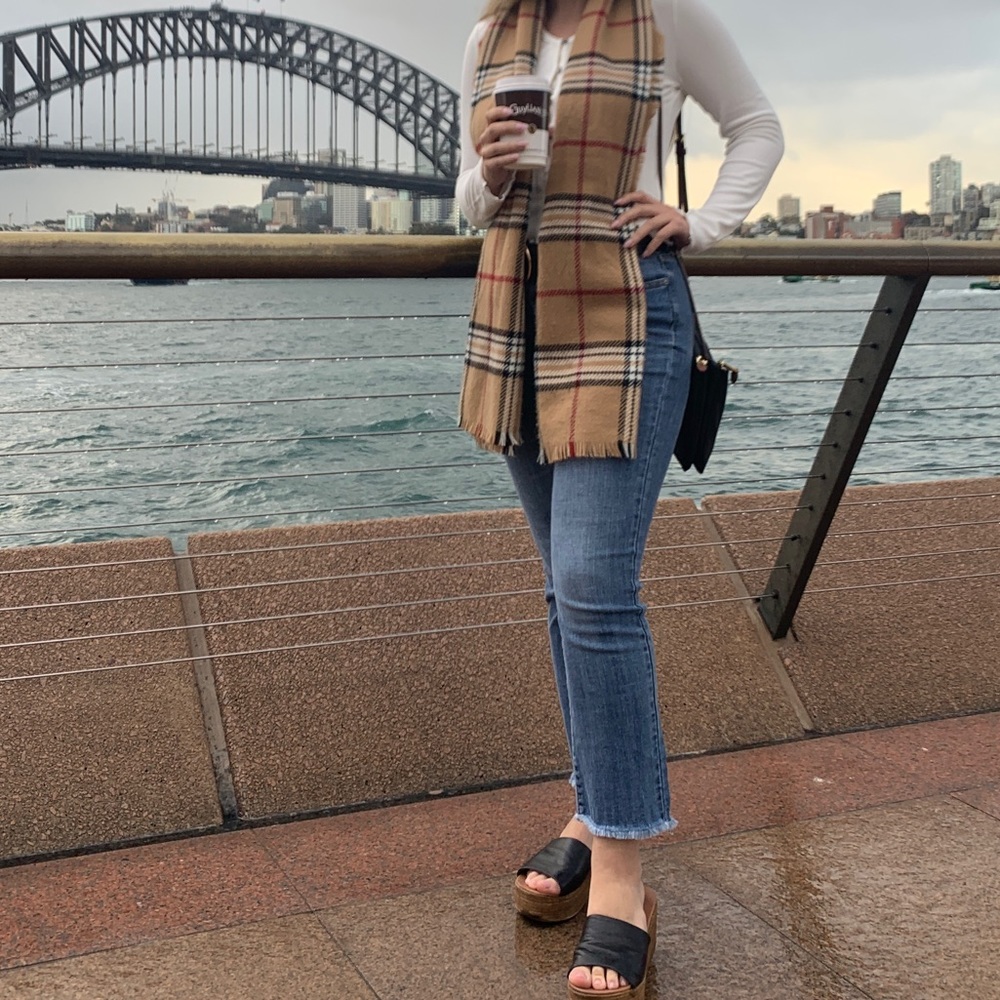 Cropped frayed jeans